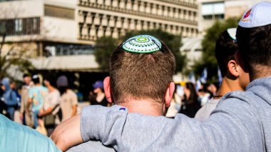 Tel Aviv, İsrail - 25 Ocak 2024 İsrailli gençler Tel Aviv 'deki Rehine Meydanı' nda hala Gazze 'de tutulan 100 rehinenin anısına şarkı söylüyorlar. İnsanlar düzenli olarak rehine ailelerini desteklemek için toplanır.