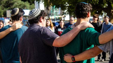 Tel Aviv, İsrail - 25 Ocak 2024 İsrailli gençler Tel Aviv 'deki Rehine Meydanı' nda hala Gazze 'de tutulan 100 rehinenin anısına şarkı söylüyorlar. İnsanlar düzenli olarak rehine ailelerini desteklemek için toplanır.