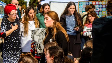 Tel Aviv, İsrail - 25 Ocak 2024 İsrailli gençler Tel Aviv 'deki Rehine Meydanı' nda hala Gazze 'de tutulan 100 rehinenin anısına şarkı söylüyorlar. İnsanlar düzenli olarak rehine ailelerini desteklemek için toplanır.