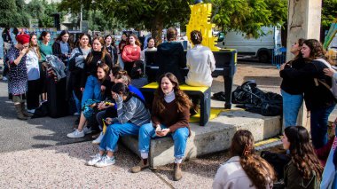 Tel Aviv, İsrail - 25 Ocak 2024 İsrailli gençler Tel Aviv 'deki Rehine Meydanı' nda hala Gazze 'de tutulan 100 rehinenin anısına şarkı söylüyorlar. İnsanlar düzenli olarak rehine ailelerini desteklemek için toplanır.