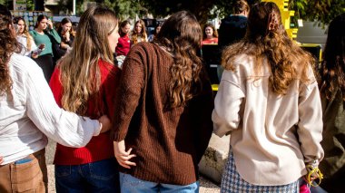 Tel Aviv, İsrail - 25 Ocak 2024 İsrailli gençler Tel Aviv 'deki Rehine Meydanı' nda hala Gazze 'de tutulan 100 rehinenin anısına şarkı söylüyorlar. İnsanlar düzenli olarak rehine ailelerini desteklemek için toplanır.