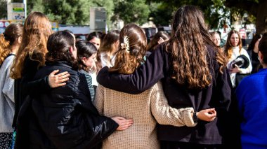 Tel Aviv, İsrail - 25 Ocak 2024 İsrailli gençler Tel Aviv 'deki Rehine Meydanı' nda hala Gazze 'de tutulan 100 rehinenin anısına şarkı söylüyorlar. İnsanlar düzenli olarak rehine ailelerini desteklemek için toplanır.