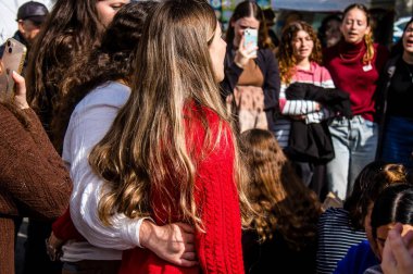 Tel Aviv, İsrail - 25 Ocak 2024 İsrailli gençler Tel Aviv 'deki Rehine Meydanı' nda hala Gazze 'de tutulan 100 rehinenin anısına şarkı söylüyorlar. İnsanlar düzenli olarak rehine ailelerini desteklemek için toplanır.