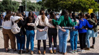 Tel Aviv, İsrail - 25 Ocak 2024 İsrailli gençler Tel Aviv 'deki Rehine Meydanı' nda hala Gazze 'de tutulan 100 rehinenin anısına şarkı söylüyorlar. İnsanlar düzenli olarak rehine ailelerini desteklemek için toplanır.