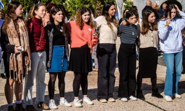 Tel Aviv, İsrail - 25 Ocak 2024 İsrailli gençler Tel Aviv 'deki Rehine Meydanı' nda hala Gazze 'de tutulan 100 rehinenin anısına şarkı söylüyorlar. İnsanlar düzenli olarak rehine ailelerini desteklemek için toplanır.