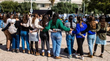 Tel Aviv, İsrail - 25 Ocak 2024 İsrailli gençler Tel Aviv 'deki Rehine Meydanı' nda hala Gazze 'de tutulan 100 rehinenin anısına şarkı söylüyorlar. İnsanlar düzenli olarak rehine ailelerini desteklemek için toplanır.