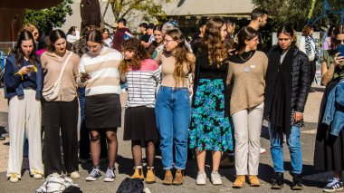 Tel Aviv, İsrail - 25 Ocak 2024 İsrailli gençler Tel Aviv 'deki Rehine Meydanı' nda hala Gazze 'de tutulan 100 rehinenin anısına şarkı söylüyorlar. İnsanlar düzenli olarak rehine ailelerini desteklemek için toplanır.