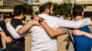 Tel Aviv, İsrail, 28 Şubat 2024 İsrailli gençler, 7 Ekim 2023 'teki terör saldırısının ardından Gazze' deki 139 rehinenin anısına Tel Aviv 'deki Rehine Meydanı' nda toplandılar.