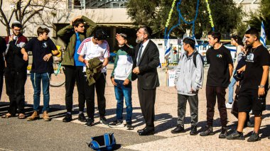 Tel Aviv, İsrail, 28 Şubat 2024 İsrailli gençler, 7 Ekim 2023 'teki terör saldırısının ardından Gazze' deki 139 rehinenin anısına Tel Aviv 'deki Rehine Meydanı' nda toplandılar.