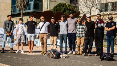 Tel Aviv, İsrail, 28 Şubat 2024 İsrailli gençler, 7 Ekim 2023 'teki terör saldırısının ardından Gazze' deki 139 rehinenin anısına Tel Aviv 'deki Rehine Meydanı' nda toplandılar.