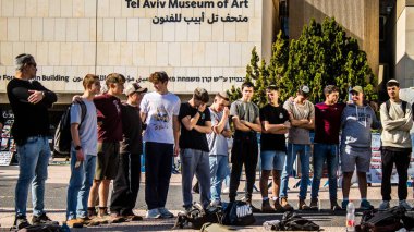Tel Aviv, İsrail, 28 Şubat 2024 İsrailli gençler, 7 Ekim 2023 'teki terör saldırısının ardından Gazze' deki 139 rehinenin anısına Tel Aviv 'deki Rehine Meydanı' nda toplandılar.