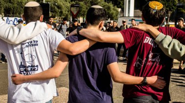 Tel Aviv, İsrail, 28 Şubat 2024 İsrailli gençler, 7 Ekim 2023 'teki terör saldırısının ardından Gazze' deki 139 rehinenin anısına Tel Aviv 'deki Rehine Meydanı' nda toplandılar.