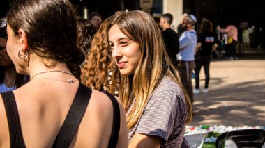 Tel Aviv, İsrail, 28 Şubat 2024 İsrailli gençler, 7 Ekim 2023 'teki terör saldırısının ardından Gazze' deki 139 rehinenin anısına Tel Aviv 'deki Rehine Meydanı' nda toplandılar.