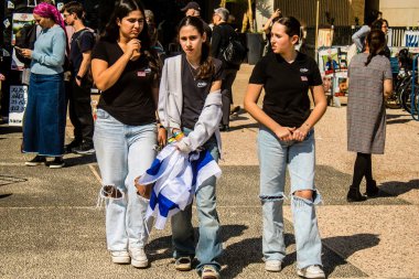 Tel Aviv, İsrail, 28 Şubat 2024 İsrailli gençler, 7 Ekim 2023 'teki terör saldırısının ardından Gazze' deki 139 rehinenin anısına Tel Aviv 'deki Rehine Meydanı' nda toplandılar.