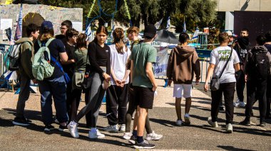 Tel Aviv, İsrail, 28 Şubat 2024 İsrailli gençler, 7 Ekim 2023 'teki terör saldırısının ardından Gazze' deki 139 rehinenin anısına Tel Aviv 'deki Rehine Meydanı' nda toplandılar.