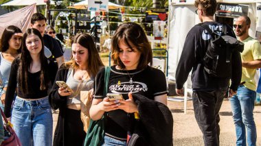 Tel Aviv, İsrail, 28 Şubat 2024 İsrailli gençler, 7 Ekim 2023 'teki terör saldırısının ardından Gazze' deki 139 rehinenin anısına Tel Aviv 'deki Rehine Meydanı' nda toplandılar.