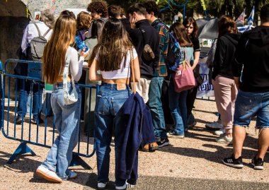 Tel Aviv, İsrail, 28 Şubat 2024 İsrailli gençler, 7 Ekim 2023 'teki terör saldırısının ardından Gazze' deki 139 rehinenin anısına Tel Aviv 'deki Rehine Meydanı' nda toplandılar.