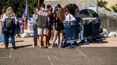 Tel Aviv, İsrail, 28 Şubat 2024 İsrailli gençler, 7 Ekim 2023 'teki terör saldırısının ardından Gazze' deki 139 rehinenin anısına Tel Aviv 'deki Rehine Meydanı' nda toplandılar.