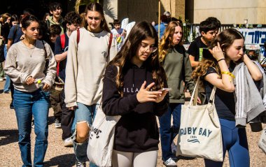 Tel Aviv, İsrail, 28 Şubat 2024 İsrailli gençler, 7 Ekim 2023 'teki terör saldırısının ardından Gazze' deki 139 rehinenin anısına Tel Aviv 'deki Rehine Meydanı' nda toplandılar.