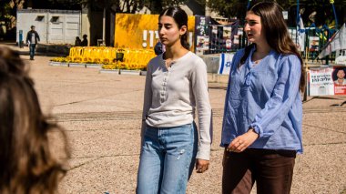Tel Aviv, İsrail, 28 Şubat 2024 İsrailli gençler, 7 Ekim 2023 'teki terör saldırısının ardından Gazze' deki 139 rehinenin anısına Tel Aviv 'deki Rehine Meydanı' nda toplandılar.