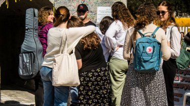 Tel Aviv, İsrail, 28 Şubat 2024 İsrailli gençler, 7 Ekim 2023 'teki terör saldırısının ardından Gazze' deki 139 rehinenin anısına Tel Aviv 'deki Rehine Meydanı' nda toplandılar.