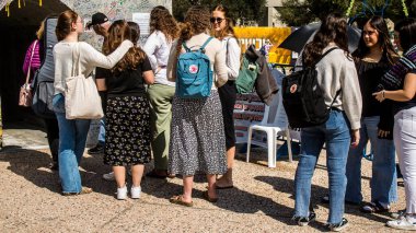 Tel Aviv, İsrail, 28 Şubat 2024 İsrailli gençler, 7 Ekim 2023 'teki terör saldırısının ardından Gazze' deki 139 rehinenin anısına Tel Aviv 'deki Rehine Meydanı' nda toplandılar.