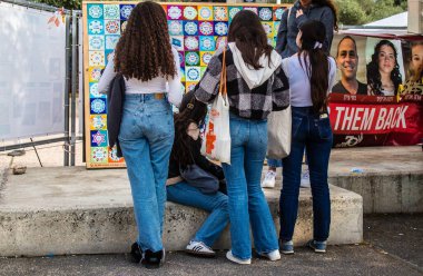 Tel Aviv, İsrail - 9 Ocak 2024 İsrailli gençler, şu anda Rehineler Meydanı olarak bilinen Tel Aviv Sanat Müzesine bir anma ziyareti için geliyorlar. Bugüne kadar 129 rehine Hamas 'ın elinde kaldı.
