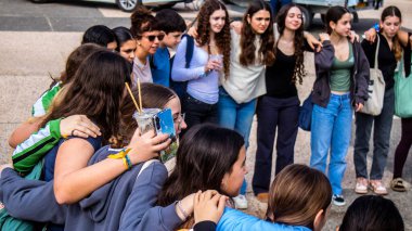 Tel Aviv, İsrail - 9 Ocak 2024 İsrailli gençler Tel Aviv 'deki Rehine Meydanı' nda hala Gazze 'de tutulan 129 rehinenin anısına şarkı söylüyorlar. İnsanlar düzenli olarak rehine ailelerini desteklemek için toplanır.