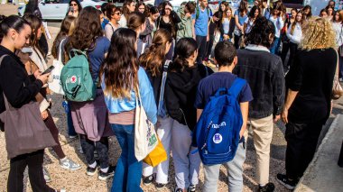 Tel Aviv, İsrail - 9 Ocak 2024 İsrailli gençler Tel Aviv 'deki Rehine Meydanı' nda hala Gazze 'de tutulan 129 rehinenin anısına şarkı söylüyorlar. İnsanlar düzenli olarak rehine ailelerini desteklemek için toplanır.