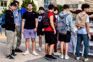 Tel Aviv, İsrail - 9 Ocak 2024 İsrailli gençler, şu anda Rehineler Meydanı olarak bilinen Tel Aviv Sanat Müzesine bir anma ziyareti için geliyorlar. Bugüne kadar 129 rehine Hamas 'ın elinde kaldı.