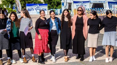 Tel Aviv, İsrail - 4 Ocak 2024 İsrailli gençler Tel Aviv 'deki Rehine Meydanı' nda hala Gazze 'de tutulan 129 rehinenin anısına şarkı söylüyorlar. İnsanlar düzenli olarak rehine ailelerini desteklemek için toplanır.