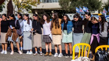 Tel Aviv, İsrail - 4 Ocak 2024 İsrailli gençler Tel Aviv 'deki Rehine Meydanı' nda hala Gazze 'de tutulan 129 rehinenin anısına şarkı söylüyorlar. İnsanlar düzenli olarak rehine ailelerini desteklemek için toplanır.