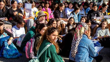 Tel Aviv, İsrail - 4 Ocak 2024 İsrailli gençler Tel Aviv 'deki Rehine Meydanı' nda hala Gazze 'de tutulan 129 rehinenin anısına şarkı söylüyorlar. İnsanlar düzenli olarak rehine ailelerini desteklemek için toplanır.