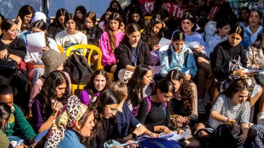 Tel Aviv, İsrail - 4 Ocak 2024 İsrailli gençler Tel Aviv 'deki Rehine Meydanı' nda hala Gazze 'de tutulan 129 rehinenin anısına şarkı söylüyorlar. İnsanlar düzenli olarak rehine ailelerini desteklemek için toplanır.