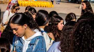 Tel Aviv, İsrail - 4 Ocak 2024 İsrailli gençler, şu anda Rehineler Meydanı olarak bilinen Tel Aviv Sanat Müzesi 'ne bir anma ziyareti için geldiler. Bugüne kadar 129 rehine Hamas 'ın elinde kaldı.