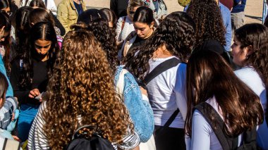 Tel Aviv, İsrail - 4 Ocak 2024 İsrailli gençler, şu anda Rehineler Meydanı olarak bilinen Tel Aviv Sanat Müzesi 'ne bir anma ziyareti için geldiler. Bugüne kadar 129 rehine Hamas 'ın elinde kaldı.