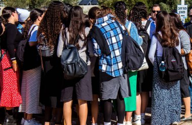 Tel Aviv, İsrail - 4 Ocak 2024 İsrailli gençler, şu anda Rehineler Meydanı olarak bilinen Tel Aviv Sanat Müzesi 'ne bir anma ziyareti için geldiler. Bugüne kadar 129 rehine Hamas 'ın elinde kaldı.