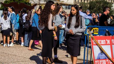 Tel Aviv, İsrail - 4 Ocak 2024 İsrailli gençler, şu anda Rehineler Meydanı olarak bilinen Tel Aviv Sanat Müzesi 'ne bir anma ziyareti için geldiler. Bugüne kadar 129 rehine Hamas 'ın elinde kaldı.