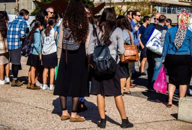 Tel Aviv, İsrail - 4 Ocak 2024 İsrailli gençler, şu anda Rehineler Meydanı olarak bilinen Tel Aviv Sanat Müzesi 'ne bir anma ziyareti için geldiler. Bugüne kadar 129 rehine Hamas 'ın elinde kaldı.