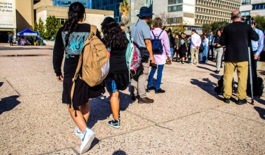 Tel Aviv, İsrail - 4 Ocak 2024 İsrailli gençler, şu anda Rehineler Meydanı olarak bilinen Tel Aviv Sanat Müzesi 'ne bir anma ziyareti için geldiler. Bugüne kadar 129 rehine Hamas 'ın elinde kaldı.