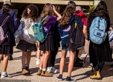 Tel Aviv, İsrail - 4 Ocak 2024 İsrailli gençler, şu anda Rehineler Meydanı olarak bilinen Tel Aviv Sanat Müzesi 'ne bir anma ziyareti için geldiler. Bugüne kadar 129 rehine Hamas 'ın elinde kaldı.