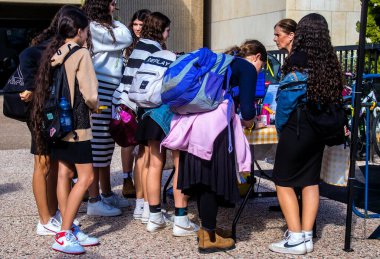 Tel Aviv, İsrail - 4 Ocak 2024 İsrailli gençler, şu anda Rehineler Meydanı olarak bilinen Tel Aviv Sanat Müzesi 'ne bir anma ziyareti için geldiler. Bugüne kadar 129 rehine Hamas 'ın elinde kaldı.