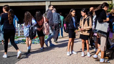 Tel Aviv, İsrail - 4 Ocak 2024 İsrailli gençler, şu anda Rehineler Meydanı olarak bilinen Tel Aviv Sanat Müzesi 'ne bir anma ziyareti için geldiler. Bugüne kadar 129 rehine Hamas 'ın elinde kaldı.
