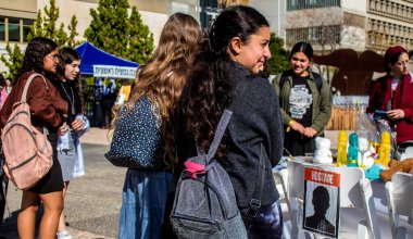 Tel Aviv, İsrail - 4 Ocak 2024 İsrailli gençler, şu anda Rehineler Meydanı olarak bilinen Tel Aviv Sanat Müzesi 'ne bir anma ziyareti için geldiler. Bugüne kadar 129 rehine Hamas 'ın elinde kaldı.