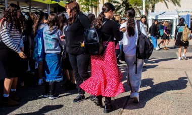 Tel Aviv, İsrail - 4 Ocak 2024 İsrailli gençler, şu anda Rehineler Meydanı olarak bilinen Tel Aviv Sanat Müzesi 'ne bir anma ziyareti için geldiler. Bugüne kadar 129 rehine Hamas 'ın elinde kaldı.