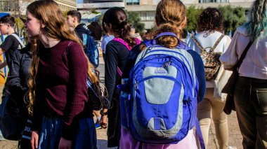 Tel Aviv, İsrail - 4 Ocak 2024 İsrailli gençler, şu anda Rehineler Meydanı olarak bilinen Tel Aviv Sanat Müzesi 'ne bir anma ziyareti için geldiler. Bugüne kadar 129 rehine Hamas 'ın elinde kaldı.