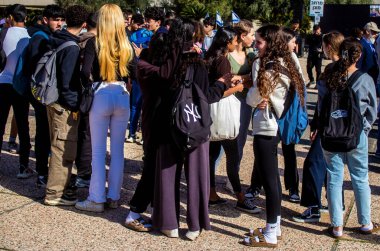 Tel Aviv, İsrail - 4 Ocak 2024 İsrailli gençler, şu anda Rehineler Meydanı olarak bilinen Tel Aviv Sanat Müzesi 'ne bir anma ziyareti için geldiler. Bugüne kadar 129 rehine Hamas 'ın elinde kaldı.