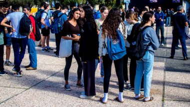 Tel Aviv, İsrail - 4 Ocak 2024 İsrailli gençler, şu anda Rehineler Meydanı olarak bilinen Tel Aviv Sanat Müzesi 'ne bir anma ziyareti için geldiler. Bugüne kadar 129 rehine Hamas 'ın elinde kaldı.