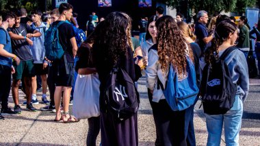 Tel Aviv, İsrail - 4 Ocak 2024 İsrailli gençler, şu anda Rehineler Meydanı olarak bilinen Tel Aviv Sanat Müzesi 'ne bir anma ziyareti için geldiler. Bugüne kadar 129 rehine Hamas 'ın elinde kaldı.