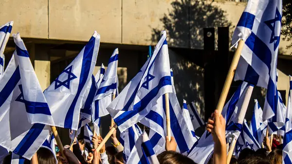 Tel Aviv, İsrail, 7 Şubat 2024 İsrailli gençler, 7 Ekim 2023 'teki terör saldırısının ardından Gazze' deki 139 rehinenin anısına Tel Aviv 'deki Rehine Meydanı' nda toplandılar.